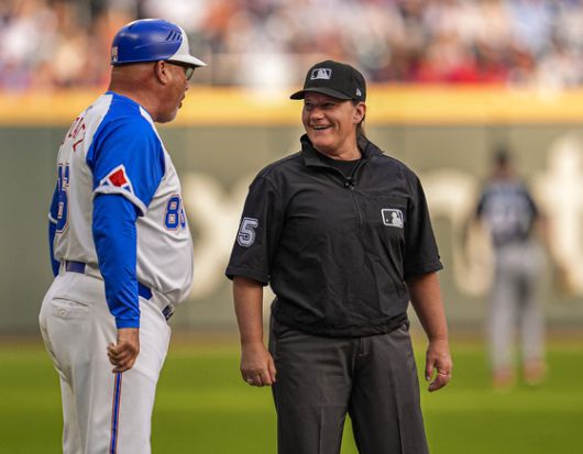 젠 파월이 9일(현지시간) 미국 조지아주 애틀랜타의 트루이스트파크에서 벌어진 마이애미 말린스와 애틀랜타 브레이브스의 더블헤더 1차전에 1루심으로 출장, 애틀랜타 3루 코치 프레디 곤잘레스와 이야기를 나누고 있다. 로이터=연합뉴스