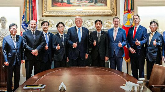 도널드 트럼프 미국 대통령과 한국 정부 무역 협상단이 지난달 30일(현지시간) 워싱턴 DC 백악관에서 관세 협상에 타결한 뒤 단체 기념사진을 찍고 있다. 사진 백악관 엑스(X)