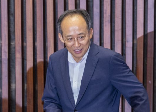 조경태 국민의힘 의원이 11일 오전 내란 특검팀 사무실이 마련된 서울 서초동 서울고검에서 참고인 조사를 받기 위해 출석하며 취재진 질의에 답변하고 있다. 뉴스1