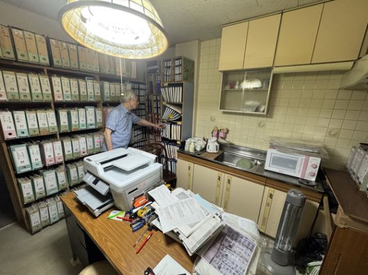 조선 서지학 권위자 후지모토 유키오 도야마대 명예 교수의 별도 서재. 이곳엔 그가 지난 55년간 일본 전역을 돌며 조사한 조선 고문헌에 대한 자료가 담겨있다. 김현예 특파원