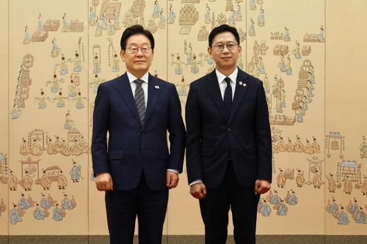 이재명 대통령이 지난달 23일 서울 용산 대통령실 청사에서 열린 임명장 및 위촉장 수여식에서 배경훈 과학기술정보통신부 장관에게 임명장을 수여한 뒤 기념촬영하고 있다. [대통령실사진기자단=중앙일보 김현동 기자]