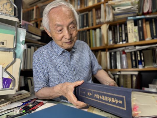 지난 11일 후지모토 유키오 도야마대 교수가 2016년에 출간한 '일본 현존 조선본 연구 사부(역사편)'를 꺼내 보여주고 있다. 김현예 특파원