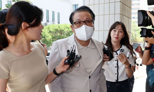 무속인 건진법사 전성배(64)씨가 지난 6월 23일 오전 서울 양천구 서울남부지방법원에서 열린 정치자금법 위반 혐의 3차 공판에 출석하며 취재진의 질문을 받고 있다. 뉴시스