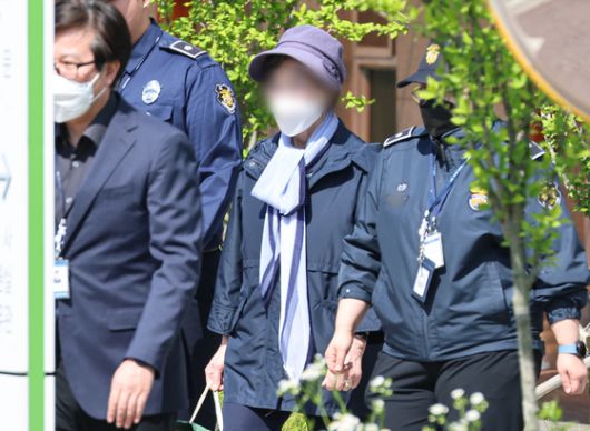 통장 잔고 증명서 위조 혐의 등으로 지난 2023년 7월 징역 1년형을 선고받고 복역 중이던 윤석열 대통령의 장모 최은순씨가 14일 오전 가석방으로 서울동부구치소를 나오고 있다. 연합뉴스