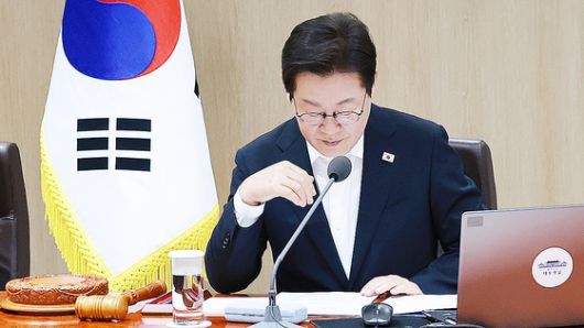이재명 대통령이 11일 서울 용산 대통령실 청사에서 열린 임시 국무회의에서 의안 심의에 앞서 자료를 살피고 있다. 연합뉴스