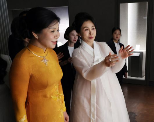 3일 오전 서울 용산구 국립중앙박물관 공식 굿즈 매장 '뮷즈샵'에서 품절 사태를 일으켰던 까치 호랑이 배지가 판매되고 있다.  국립중앙박물관에 따르면 지난 7월 박물관 관람객 수는 69만 4552명으로, 지난해 같은 기간 33만 8868명과 비교해 2배 이상 늘어났다.  지난달까지 집계된 관람객 수는 345만 명으로, 현재 추세대로라면 연간 관람객은 400만명을 넘어 최다 기록을 경신할 것으로 보인다.  이같은 현상은 최근 '케이팝 데몬 헌터스'등 K콘텐츠의 흥행과 여름방학 시기가 맞물린 영향으로 풀이된다. 뉴스1