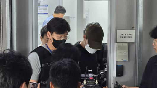 지난 5일 오전 대전 교제살인 사건 피의자 A(20대)씨가 입원 중이던 병원에서 퇴원하면서 경찰에 체포돼 대전서부경찰서로 들어서고 있다. 연합뉴스