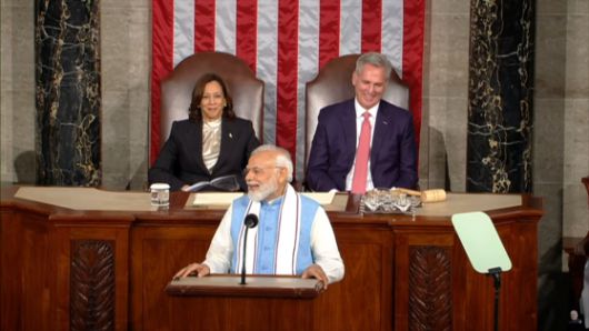 지난 2023년 6월 미국 워싱턴에서 열린 상∙하원 합동의회 연설 중인 나렌드라 모디(앞) 인도 총리. 그의 뒤엔 당시 카멀라 해리스(왼쪽) 미국 부통령이 미소를 짓고 있다. 사진 유튜브 캡처