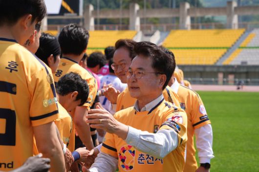 육동한 춘천시장이 지난 26일 강원 춘천 송암스포츠타운 주경기장에서 열린 춘천시민축구단과 대전코레일FC의 경기에 앞서 선수들을 격려하고 있다. 뉴스1