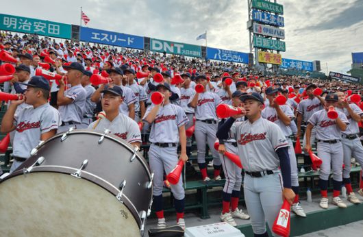 13일 일본 한신고시엔구정에서 교토국제고 첫 경기를 교토대회 결승전에서 맞붙은 도바고 선수들이 함께 응원하고 있다. 오누키 도모코 특파원