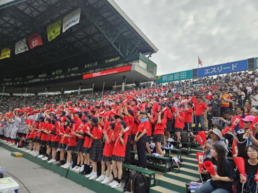 겐다이타카사키고와 교토국제고의 여름 고시엔 본선 1차전이 열린 13일 한신 고시엔구장. 빨간색 옷을 입은 팬들이 교토국제고를 응원하고 있다. 사진 강진수