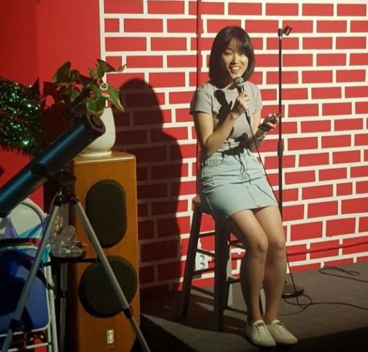 지금은 없어진 서울 압구정 'lofty aspiration’에서 지난 2023년 오픈 마이크 공연하는 모습. 오픈 마이크는 누구나 짧은 시간 자유롭게 자기 코미디를 선보이는 공개 무대다. [사진 원소연]