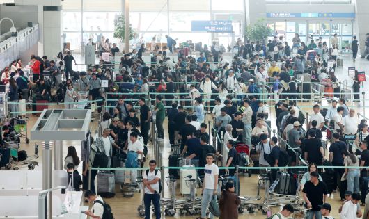 지난 8일 인천국제공항 1터미널 출국장이 해외로 나가려는 여행객들로 북적이고 있다. 공항사진기자단