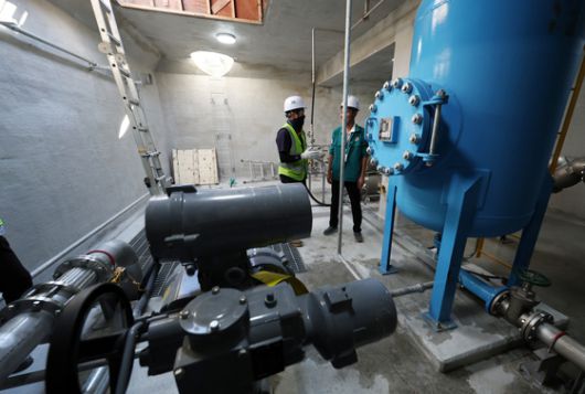 강원 강릉시는 지속되는 가뭄 속 안정적인 용수 공급 대책으로 시내 성내동 롯데시네마 건물에서 유출되는 지하수를 가뭄 등 비상시 홍제정수장 보조수원으로 사용하는 사업의 시험가동을 지난달 25일 시작했다. [연합뉴스]