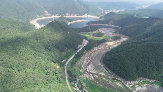 지난 5일 강원 강릉시 상수원인 오봉저수지가 가뭄으로 인해 바닥을 드러내고 있다. 박진호 기자