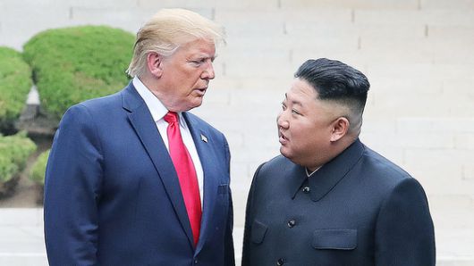 2019년 6월 판문점 군사분계선 북측 지역에서 만나 인사한 뒤 남측 지역으로 이동하는 도널드 트럼프 미국 대통령과 김정은 북한 국무위원장. 연합뉴스