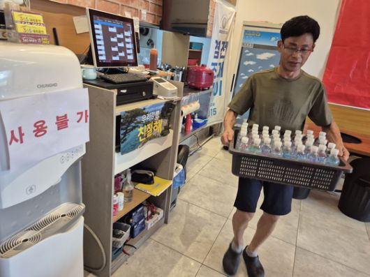 13일 오후 강원 강릉시 송정동의 한 음식점 정수기엔 ‘사용 불가’라고 적힌 안내문이 붙어있다. 박진호 기자