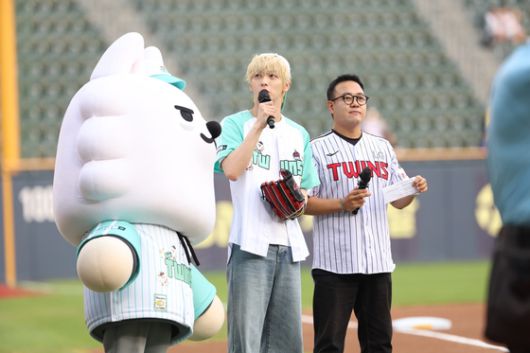 팀 공식 캐릭터 '뿔바투'와 LG 트윈스의 콜라보 유니폼을 입고 시구에 나선 투모로우바이투게더(TXT) 멤버 수빈. 사진 LG 트윈스