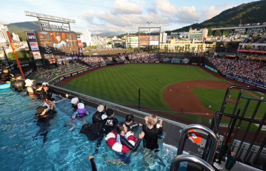 대전 한화생명볼파크 내에 설치된 수영장 인피니티 풀에서 관중이 경기를 관람하는 모습. 사진 한화 이글스