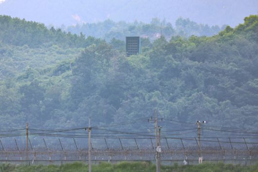 13일 군에 따르면 북한은 대남 확성기 40여대 중 2대만 철거했고 1대는 곧바로 복구했다. 지난 11일 경기도 파주 접경지역에서 본 북한 임진강변에 대남 확성기가 설치돼 있다. [연합뉴스]