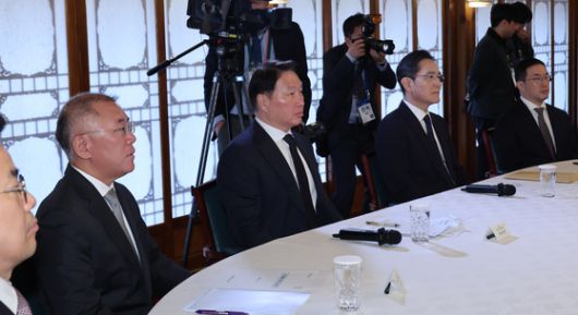 지난 4월 1일 한덕수 대통령 권한대행 국무총리 주재로 서울 종로구 삼청동 총리공관에서 경제안보전략TF 회의가 열렸다. 정의선(왼쪽부터) 현대차 회장, 최태원 SK그룹 회장, 이재용 삼성전자 회장, 구광모 LG그룹 회장이 발언을 경청하고 있다. 연합뉴스