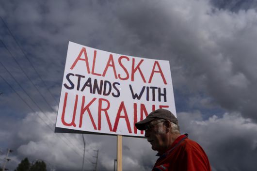 도널드 트럼프 대통령과 블라디미르 푸틴 러시아 대통령의 정상회담을 앞둔 14일(현지시간) 알래스카 앵커리지에서 열린 집회에서 시위 참가자가 우크라이나를 지지하는 내용의 팻말을 들고 있다. AP=연합뉴스