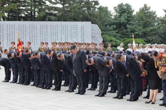 김정은 국무위원장이 14일 조국해방 80돌(주년)을 맞아 항일 빨치산 공신들이 묻힌 대성산혁명열사릉을 방문했다. 노동신문, 뉴스1