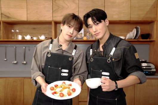 에이티즈의 캡틴 홍중(왼쪽)과 산. 에이티즈의 슬로건은 '여덟 명이 모여 진짜 팀이 된다'는 뜻으로 '에잇 메익스 원 팀'으로 정했다. 사진 KQ엔터테인먼트