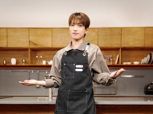 '뭘 먹고 자랐길래' 촬영 중인 산. 그는 힐링푸드로 솥뚜껑에서 굽는 푸짐한 느낌의 삼겹살을 꼽았다. 사진 HOGER