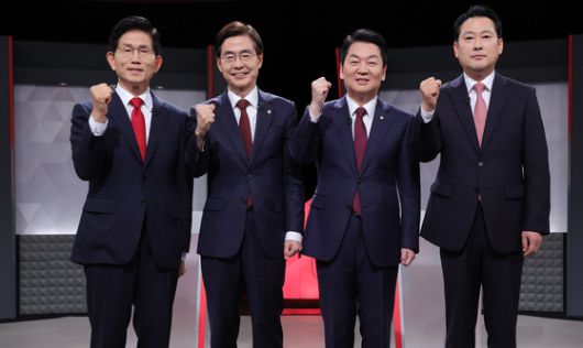 국민의힘 당 대표 선거에 출마한 후보들이 17일 서울 여의도 KBS에서 열린 2차 텔레비전 토론회에 앞서 기념 촬영을 하고 있다. 국회사진기자단