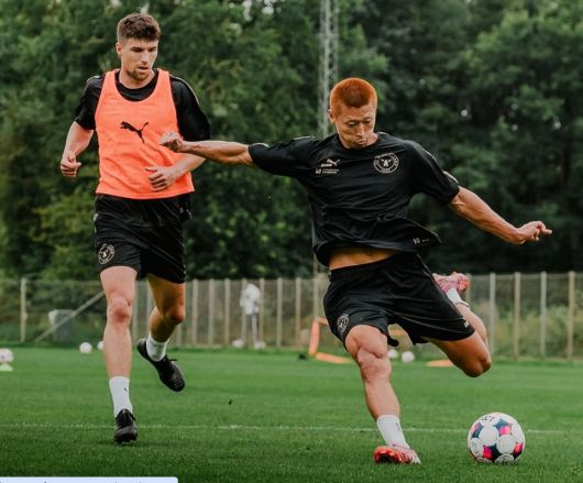 덴마크 미트윌란 팀 훈련에 참가한 조규성(오른쪽). [사진 미트윌란 SNS]