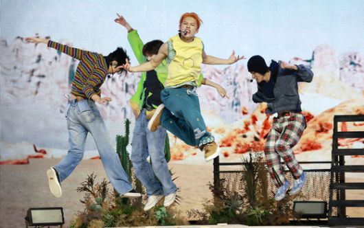 그룹 코르티스(CORTIS)가 타이틀 곡 '왓 유 원트'(What You Want) 퍼포먼스를 펼치고 있다. 사진 뉴스1