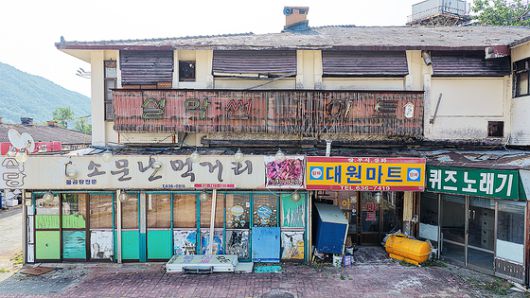 설악동 주민 김종모씨가 폐업한 자신의 가게를 바라보고 있다. 천권필 기자