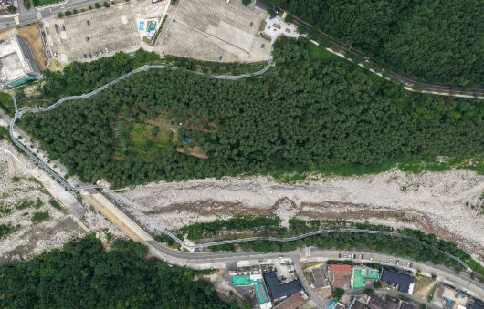 지난 5월 설악산국립공원 소공원 주차장에 주차하기 위해 차량 행렬이 길게 줄지어 서있다. 사진 국립공원공단