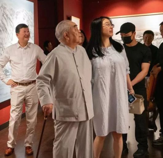 지난 16일 밤 중국 SNS인 샤오훙수에 유명 화가 판쩡의 의붓아들인 판이푸(范一夫)가 “할아버지가 전시회에 왔다”며 올린 사진. 자신의 개인전을 관람하는 판쩡과 부인의 동정을 공개하며 이른바 ‘납치설’을 반박했다. 샤오훙수 캡처