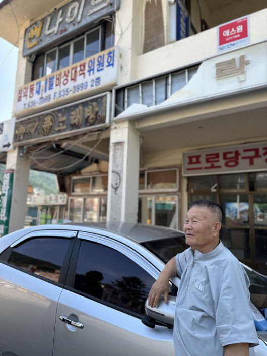 과거 대표적인 관광지구이자 수학여행지로 인기를 끌었던 설악동 집단지설지구의 모습. 중앙포토