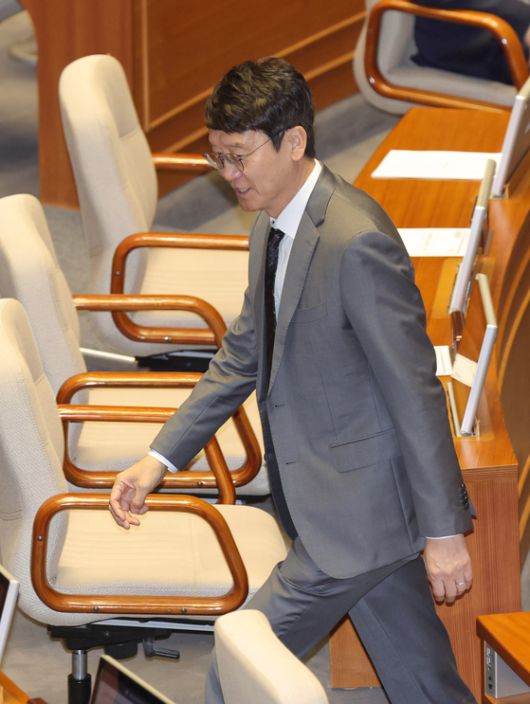 2024년 5월 국회 본회의에서 채상병 특검법이 총투표수 294명중 가 179 부111로 3분의2를 얻지 못해 최종 부결됐다. 김웅 국민의힘 의원이 투표를 마치고 자리로 돌아가고 있다. [중앙포토]