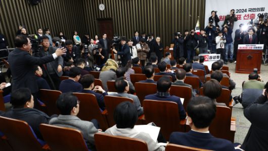 2024년 12월 12일 서울 여의도 국회에서 열린 원내대표 선출 선거 의원총회에서 국민의힘 의원들이 한동훈 대표가 인사말 도중 윤석열 대통령 탄핵 찬성에 관해 얘기하자 항의하고 있다. [뉴스1]