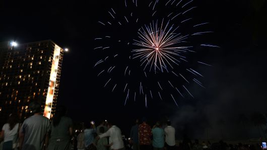 힐튼 하와이언 빌리지 앞 해변에서 열린 불꽃놀이. 와이키키 지역을 대표하는 이벤트로, 금요일 저녁마다 진행되는데 그때마다 수많은 관광객이 해변으로 몰린다. 김종호 기자