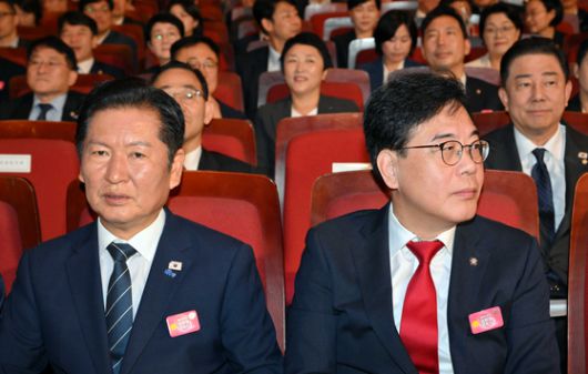 정청래 더불어민주당 대표와 송언석 국민의힘 비대위원장이 15일 서울 세종문화회관에서 열린 제80주년 광복절 경축식에 참석하고 있다. 대통령실사진기자단