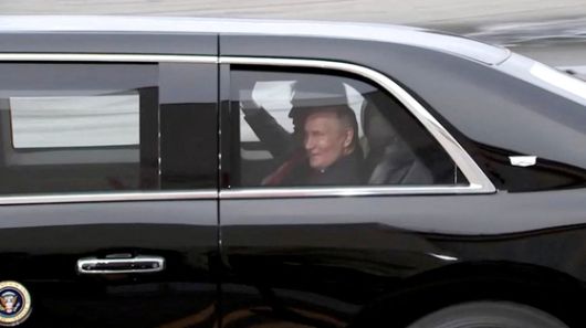 도널드 트럼프 미국 대통령과 블라디미르 푸틴 러시아 대통령이 지난 15일 미국 알래스카 엘멘도르프-리차드슨 합동기지에서 열린 정상회담에 앞서 트럼프 대통령의 전용차량에 나란히 탑승해 회담장으로 이동하고 있다. 로이터=연합뉴스