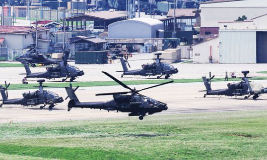 유사시 한반도 방어를 위한 정례 한미연합훈련 '을지 자유의 방패'(UFS·Ulchi Freedom Shield) 연습이 시작된 18일 경기도 평택시 캠프 험프리스에서 아파치 헬기가 이동하고 있다.연합뉴스