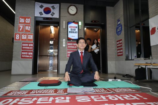 김문수 국민의힘 당대표 후보가 20일 서울 여의도 중앙당사에서 김건희 특검의 국민의힘 중앙당사 압수수색 시도에 반발해 8일째 농성을 이어가고 있다. 임현동 기자