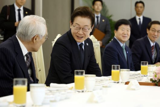 이재명 대통령이 21일 용산 대통령실에서 열린 더불어민주당 상임고문단과 오찬 간담회에서 임채정 전 국회의장과 인사하고 있다. 연합뉴스