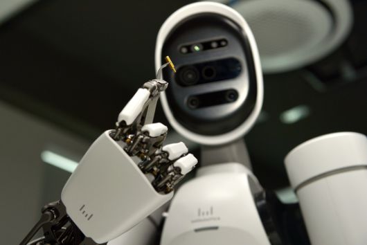 김용재 위로보틱스 대표(왼쪽)와 이광규 센터장이 19일 오후 충남 천안 한국기술교육대 다담미래 학습관에서 휴머노이드 로봇 '알렉스(ALLEX)'와 포즈를 취하고 있다.김성태 객원기자