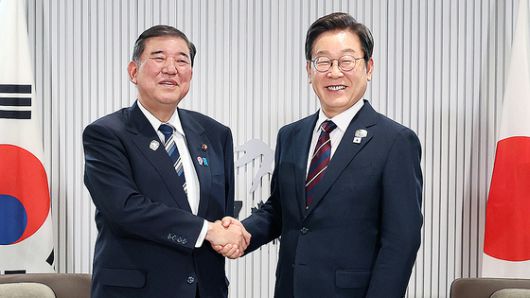 이재명 대통령이 지난 6월 캐나다 앨버타주 카나나스키스 주요 7개국(G7) 정상회의장에서 열린 한·일 정상회담에서 밝게 웃으며 악수를 하고 있다. 대통령실사진기자단