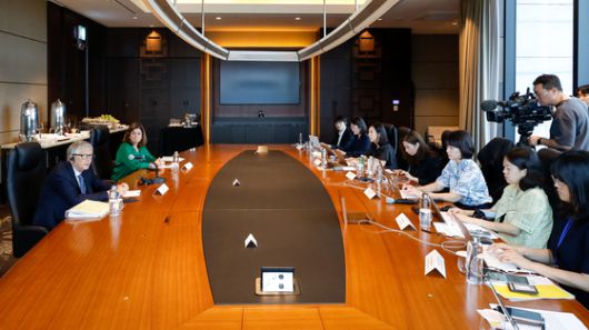 빌 게이츠 게이츠재단 이사장이 21일 서울의 한 호텔에서 외교부 출입기자단과 기자간담회를 하고 있다. 외교부 공동취재단