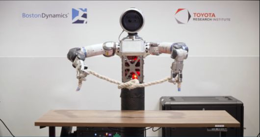 밧줄로 매듭을 묶는 아틀라스. 보스턴다이나믹스는 ″아틀라스가 가정용 업무도 수행하는 가능성을 보여준 대목″이라 소개했다. 사진 보스턴다이나믹스