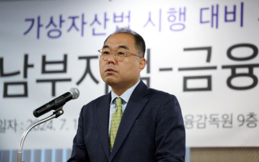 신응석 남부지검장은 지난달 1일 사직했다. 관봉권 띠지 분실이 단순한 과실이 아닌 의도적인 증거인멸 사건으로 확대될 경우 신 전 지검장 역시 수사선상에 오를 가능성이 있다. 연합뉴스