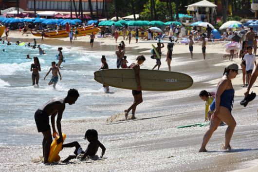 와이키키는 해수욕과 서핑을 모두 즐기기 좋은 해변이다.